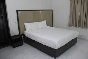 2 bedrooms, WiFi - Thenmozhi Grand Inn (NAIDUMANGALAM)