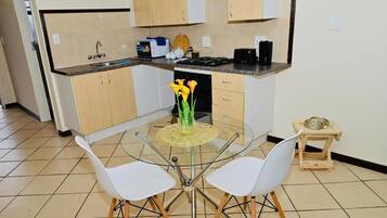 Apartment, 1 Bedroom | Dining room