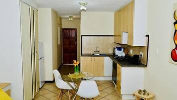 Apartment, 1 Bedroom | Dining room