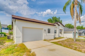 Exterior - Theme Park Hub 4 Mi to Disney! Poolside Retreat (Kissimmee)