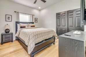 Room - Theme Park Hub 4 Mi to Disney! Poolside Retreat (Kissimmee)