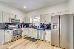 Réfrigérateur, micro-ondes, plaque de cuisson, lave-vaisselle