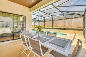 Outdoor dining - Theme Park Hub 4 Mi to Disney! Poolside Retreat (Kissimmee)