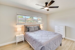 Desk, iron/ironing board, Internet, bed sheets - Near Fresno State & Malls! Family-Friendly Home (Fresno)