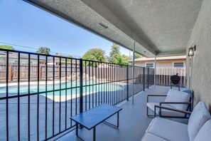 Terrace/patio - Near Fresno State & Malls! Family-Friendly Home (Fresno)