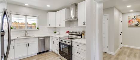 Coffee/tea maker, fridge, microwave, stovetop