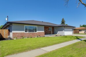 Exterior - Near Fresno State & Malls! Family-Friendly Home (Fresno)