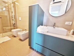 Douche, bidet, serviettes fournies, savon