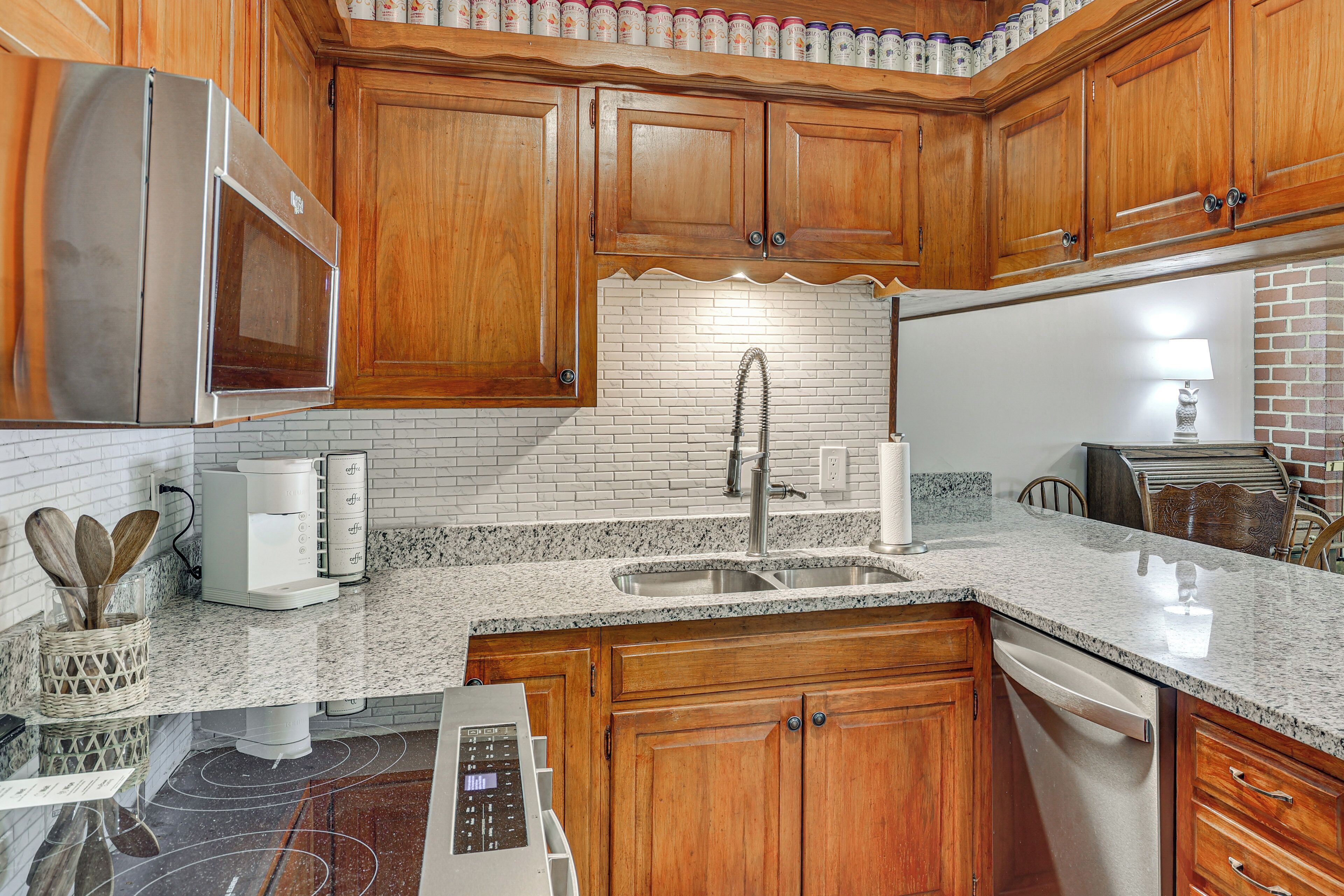 Refrigerador, microondas, placa de cocina, lavavajillas