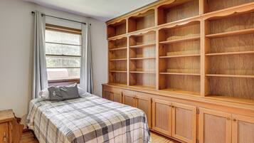Iron/ironing board, internet, bed sheets