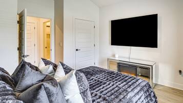 Tabla de planchar con plancha, acceso a internet y ropa de cama