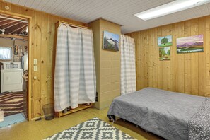 Desk, iron/ironing board, travel cot, Internet - Catskills Serenity! Cozy Vintage Cabin on 10 Acres (Grahamsville)