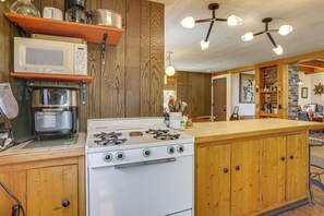 Fridge, microwave, stovetop, dishwasher - Catskills Serenity! Cozy Vintage Cabin on 10 Acres (Grahamsville)