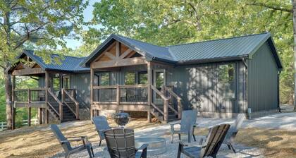 Walk to Kentucky Lake! Pet-Friendly Murray Duplex