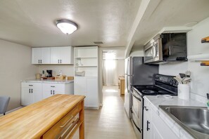 Réfrigérateur, micro-ondes, plaque de cuisson, cafetière/bouilloire