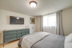 Bureau, fer et planche à repasser, accès Internet, draps fournis