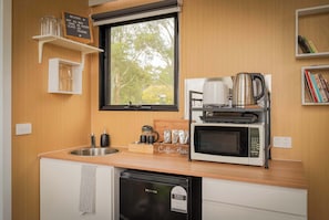 Réfrigérateur, four à micro-ondes, surface de cuisson