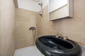 Een douche, een haardroger, handdoeken, zeep