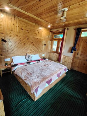 Habitación doble Deluxe, vista al valle | Escritorio y espacio para trabajar con laptop 