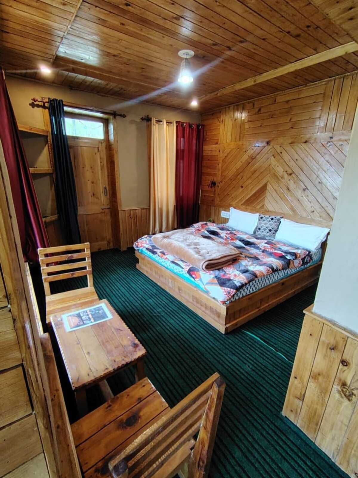 Habitación doble Deluxe | Escritorio y espacio para trabajar con laptop 