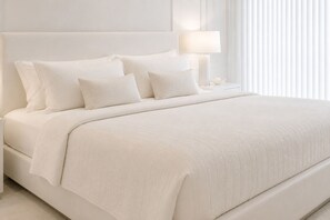 Classic Room | Iron/ironing board, free WiFi - The Quenora Hotel (Toronto)