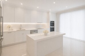 Classic Room | Private kitchen | Fridge, microwave, oven, stovetop - The Quenora Hotel (Toronto)