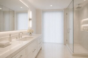 Classic Room | Bathroom | Free toiletries, hair dryer, towels, soap - The Quenora Hotel (Toronto)