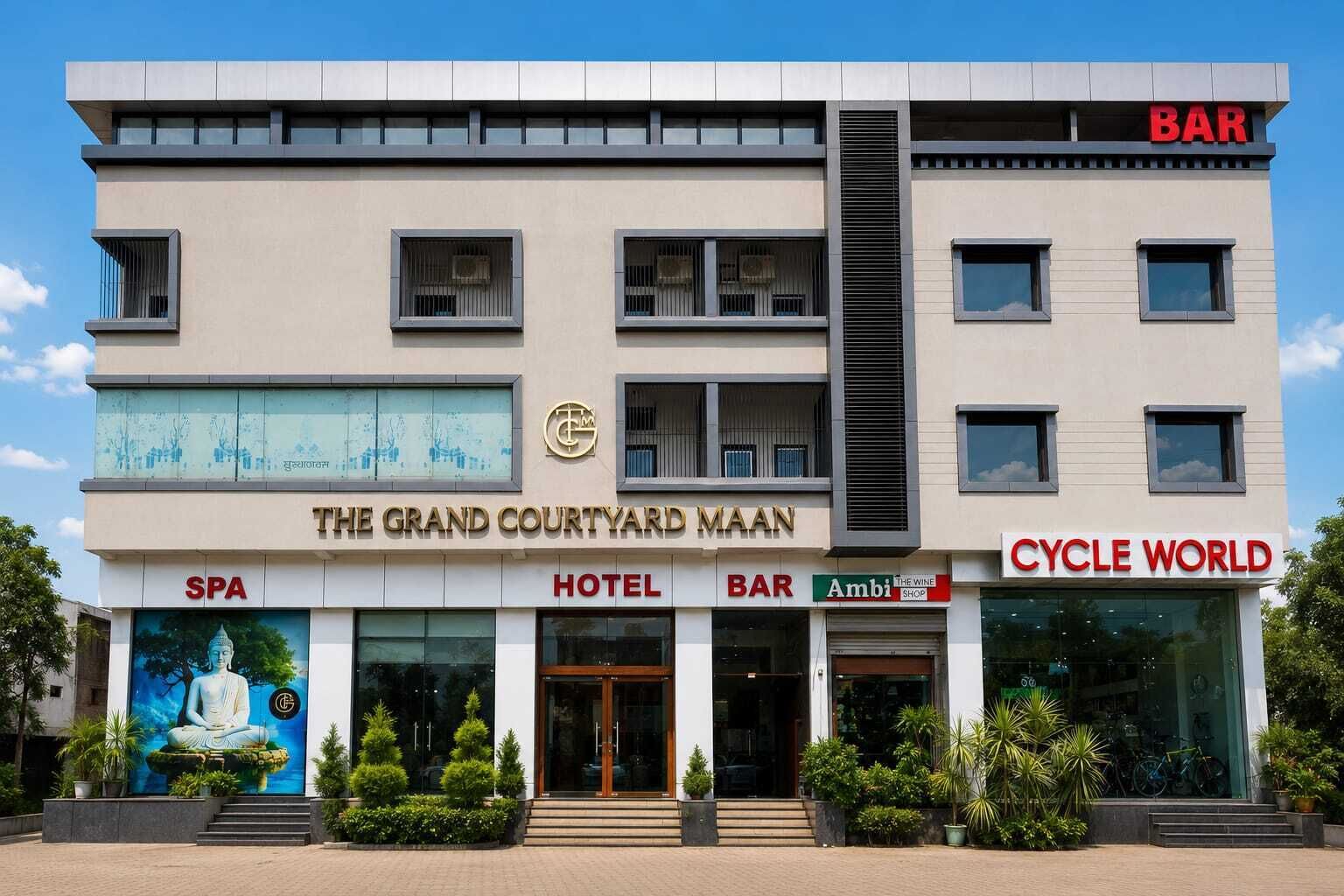 Un hotel de varios pisos con spa, restaurante y bar en la planta baja, y una tienda de bicicletas a la derecha.