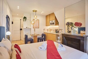 Iron/ironing board, WiFi, bed sheets - A charming haven in the heart of Montmartre (Paris)