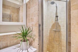 Shower, hair dryer, shampoo - Lovely apartment with AC - Center of Paris (Paris)