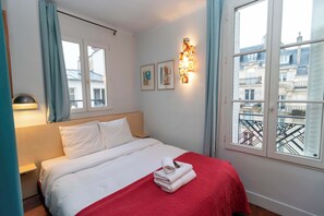 Tabla de planchar con plancha, wifi y ropa de cama 
