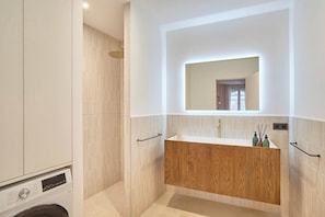 salle de bain avec machine à laver séchante - Sublim & New Aparment Saint Germain des Près (Paris)