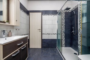 Regadera, secadora de cabello, bidet, toallas 