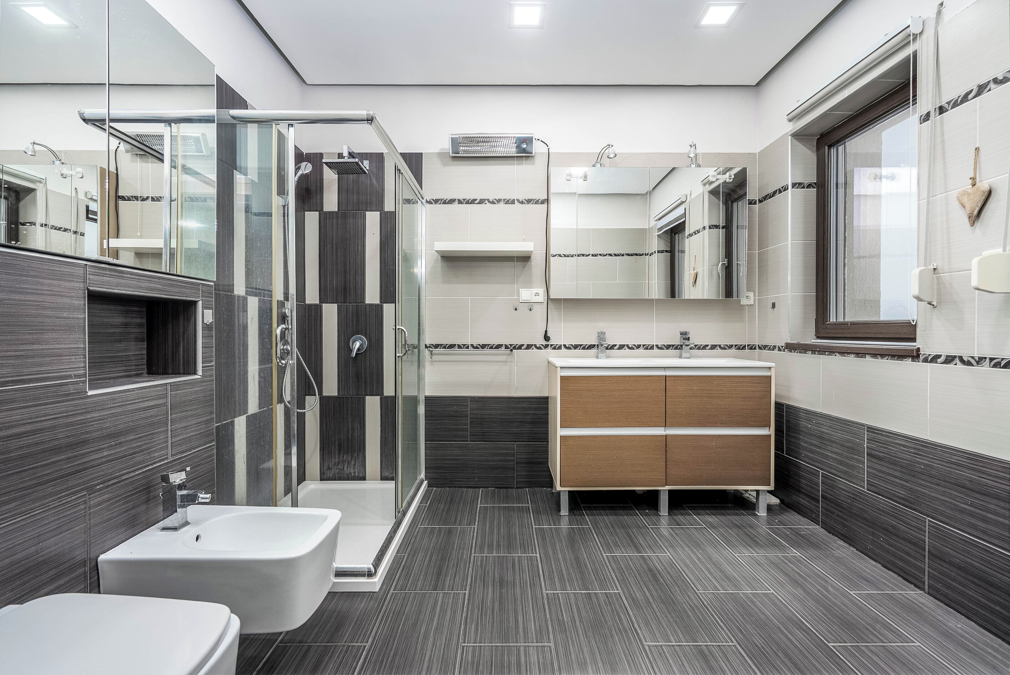 Douche, sèche-cheveux, bidet, serviettes fournies