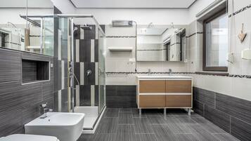 Douche, sèche-cheveux, bidet, serviettes fournies