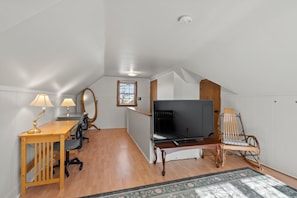 Interior - Getaway Glen Walkable (Columbus)