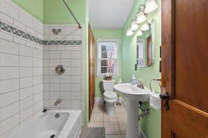 Chuveiro, secador de cabelo, toalhas de banho, shampoo