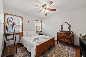 Desk, iron/ironing board, travel crib, WiFi - Getaway Glen Walkable (Columbus)