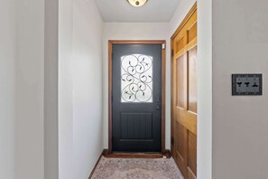 Interior - Getaway Glen Walkable (Columbus)