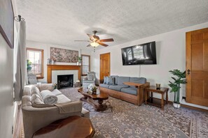 TV, offices - Getaway Glen Walkable (Columbus)