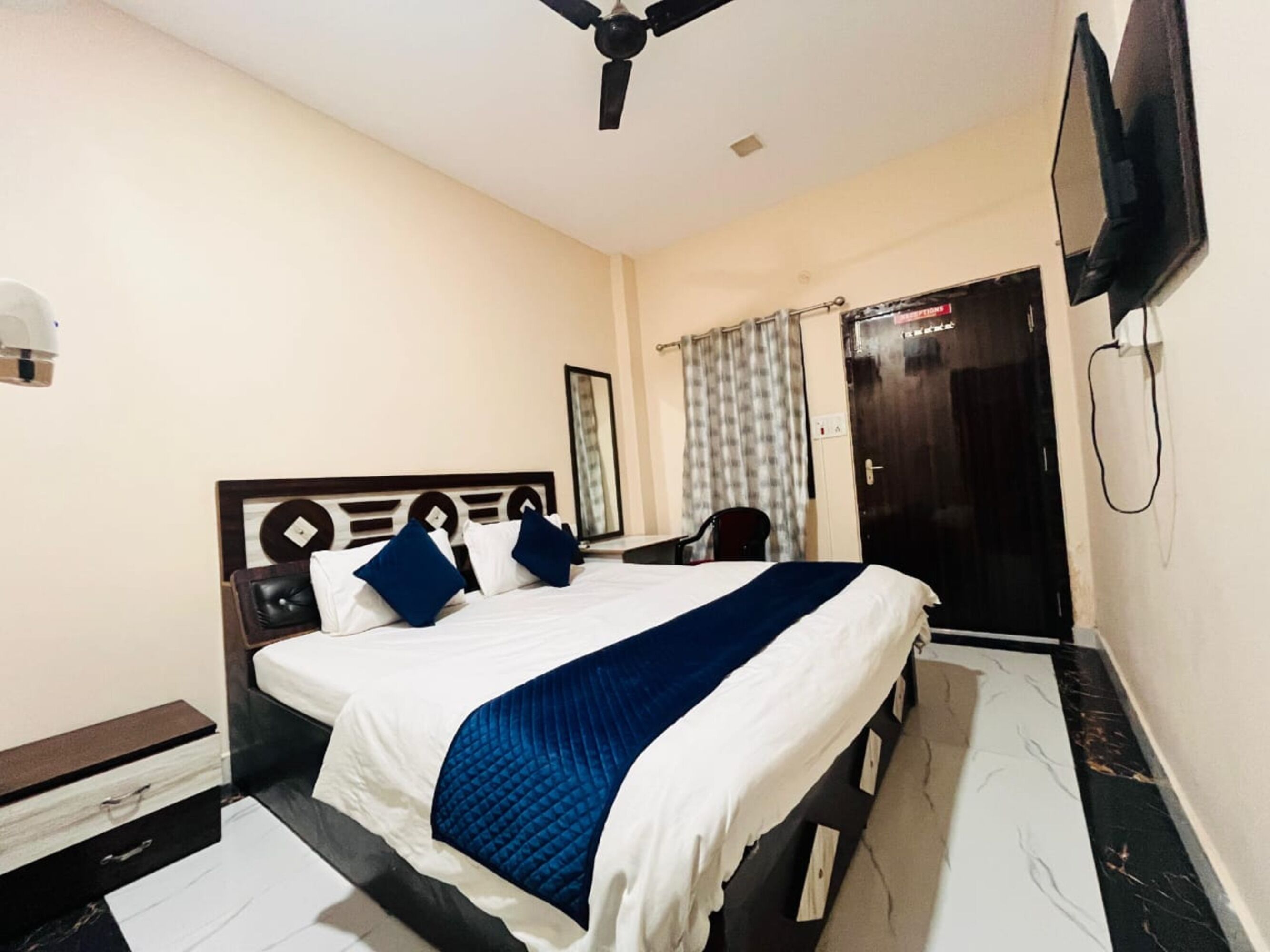 Superior Double Room, City View | Desk, free WiFi