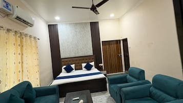 Deluxe Double Room, City View | Living area