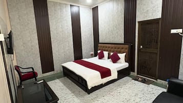 Deluxe Double Room, City View | Desk, free WiFi
