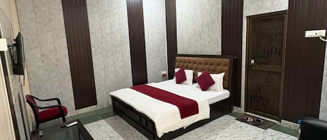 Habitación doble Deluxe, vista a la ciudad | Escritorio y wifi gratis