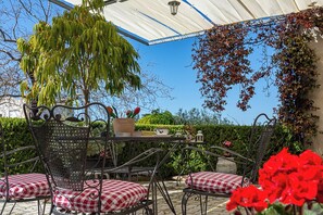 Outdoor dining - Cozy Cottage με Σοφίτα και Θέα. (ΠΑΤΡΑ)