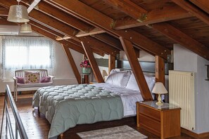 5 bedrooms, free WiFi, bed sheets - Cozy Cottage με Σοφίτα και Θέα. (ΠΑΤΡΑ)