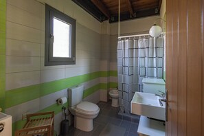 Shower, hair dryer, bidet, towels - Cozy Cottage με Σοφίτα και Θέα. (ΠΑΤΡΑ)