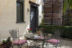 Outdoor dining - Cozy Cottage με Σοφίτα και Θέα. (ΠΑΤΡΑ)