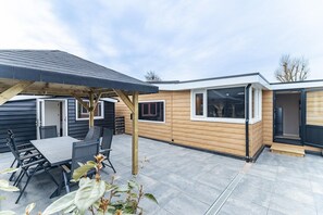 Outdoor dining - Serene Waterfront Escape with Sauna (Stavenisse)