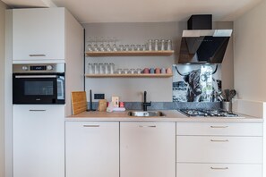 Jääkaappi, mikroaaltouuni, uuni, liesi